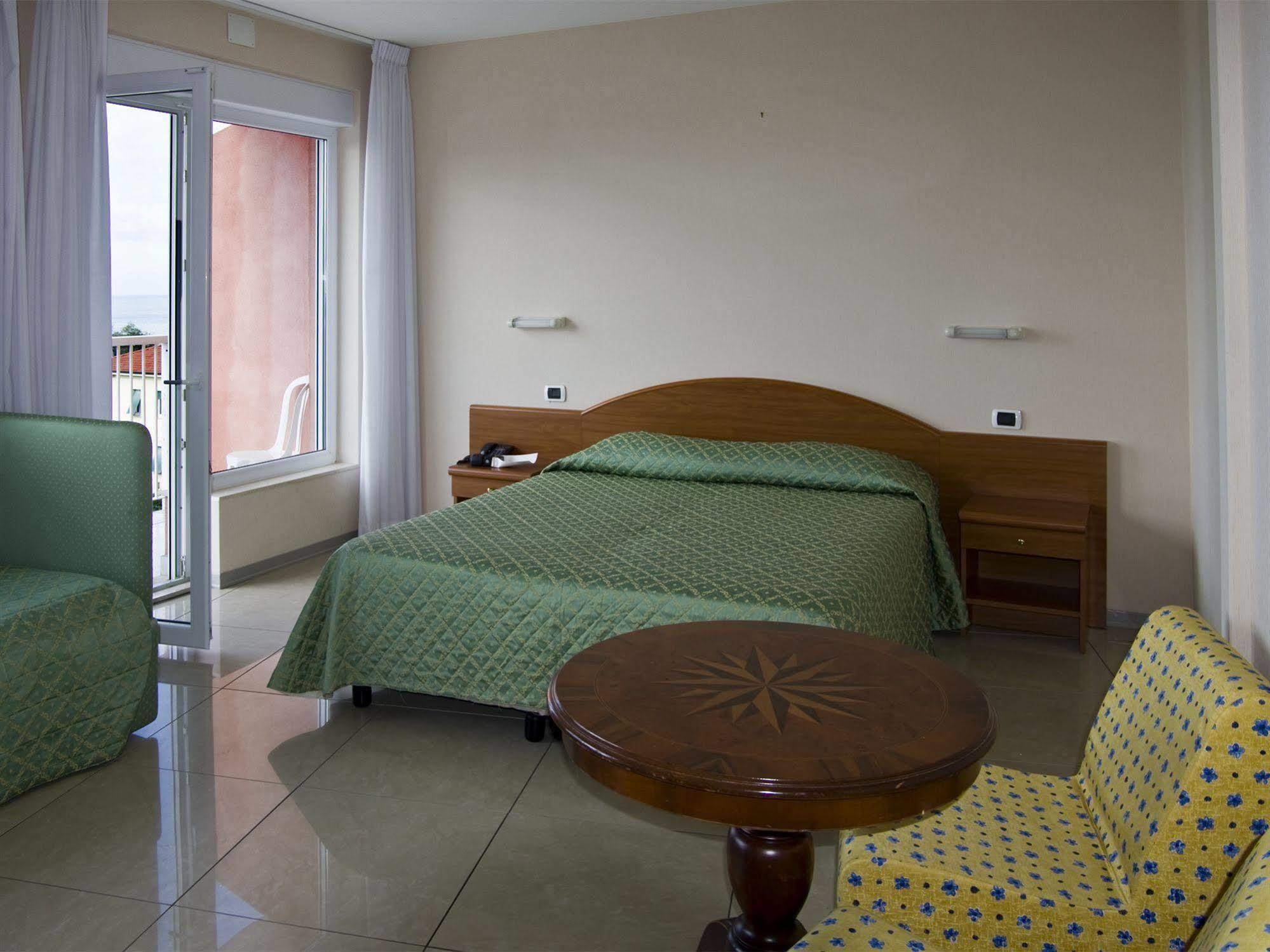 Hotel Cristallo Леричи Экстерьер фото